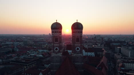 Acercamiento-Aéreo-Cinematográfico-A-La-Maravilla-Arquitectónica-De-La-Frauenkirche-De-Múnich,-Que-Revela-Su-Impresionante-Grandeza-Y-Sus-Dos-Majestuosas-Agujas.