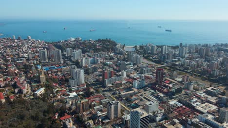 Vista-Aérea-De-La-Ciudad-De-Viña-Del-Mar-Y-El-Paisaje-Marino-Durante-El-Día-En-Chile