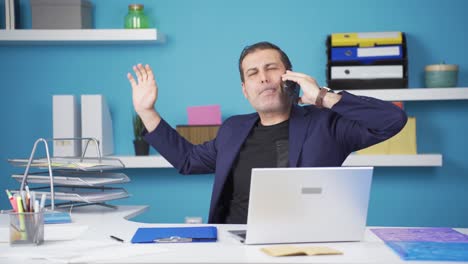 bailando feliz hombre de negocios usando el teléfono.