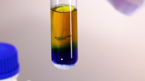 reacción química que muestra cambios de color en la solución