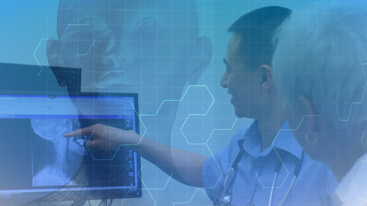 procesamiento de datos médicos contra un médico masculino que muestra informes médicos en la computadora a una mujer mayor