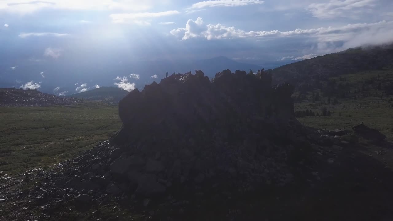 paisaje de montaña rocosa