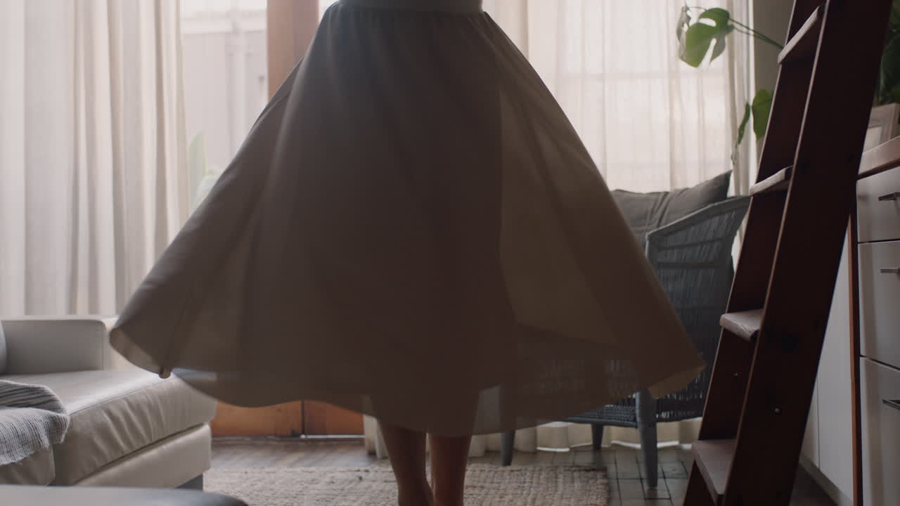 행복한 젊은 여성이 집에서 춤을 추고 즐겁게 여름 휴가를 축하하고 성공적인 라이프 스타일을 축하하기 위해 유쾌한 춤을 즐기고