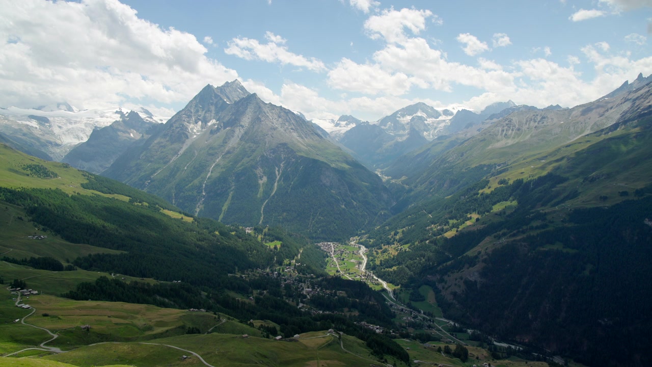 Friedliche Landschaft mit Blick auf das wunderschöne Val d'Hérens Tal im Wallis, Schweiz