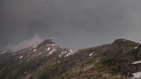 Zeitraffer-Dramatischer-Gewitterwolken-über-Alpengipfeln