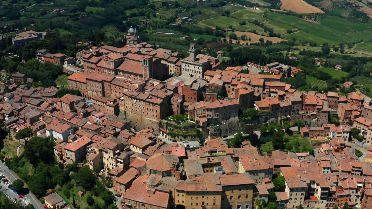ciudad en la cima de una colina de montepulciano en toscana, punto de vista de drones