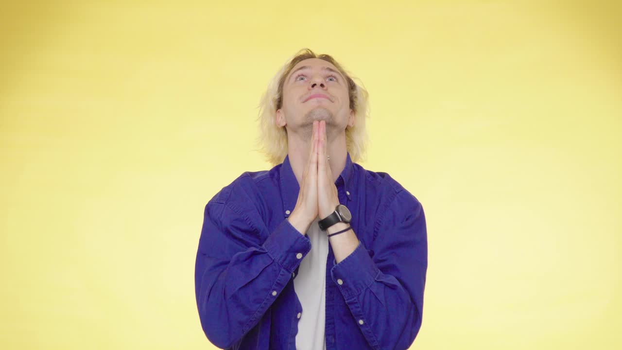 Jovem animado surpreso com o sucesso e agradecendo a Deus por isso.