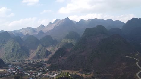 un pequeño pueblo en un valle rodeado de montañas en el norte de vietnam.