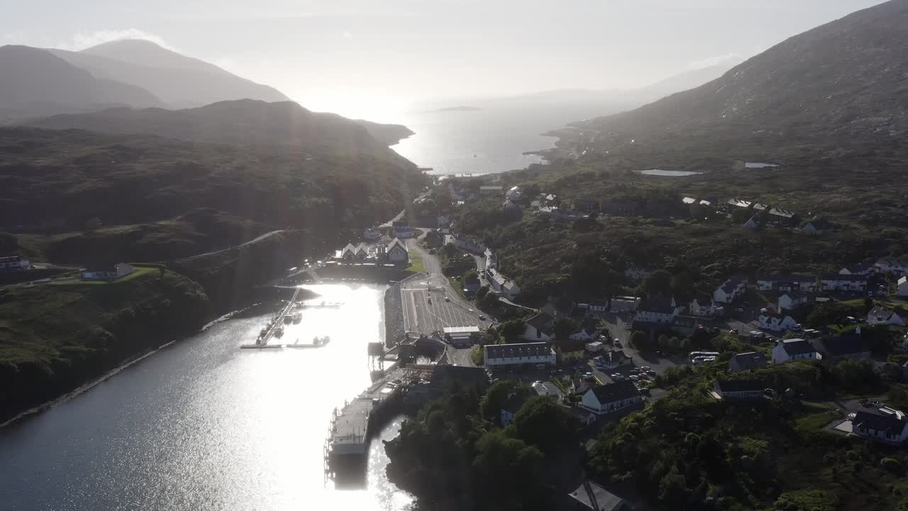 toma de drone del pueblo de tarbert, con la destilería de la isla de harris