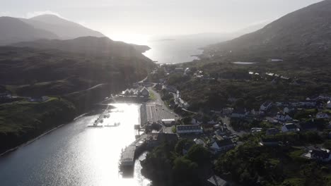 Drohnenaufnahme-Des-Dorfes-Tarbert-Mit-Der-Isle-Of-Harris-Brennerei