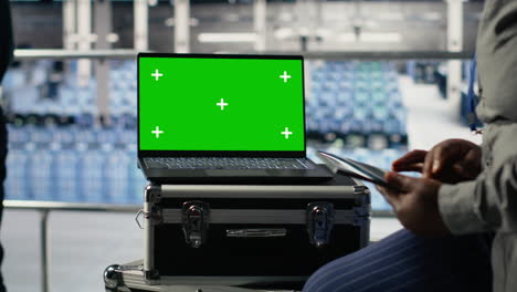 it coworkers monitors server farm activity using isolated screen laptop