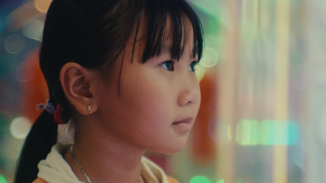 놀이 공원에서 비디오 게임의 모니터 화면을 보는 어린 아이 아시안의 초상화