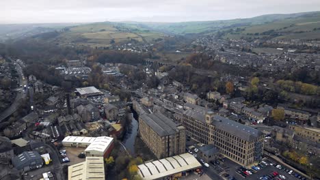 Pueblo-Industrial,-Pueblo-En-El-Corazón-De-Las-Sombrías-Colinas-De-Peniques-Del-Oeste-De-Yorkshire