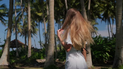 mujer con un vestido ligero en una playa tropical