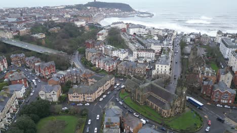 Luftdrohnenaufnahme-Der-Bucht-Von-Scarborough-Mit-St