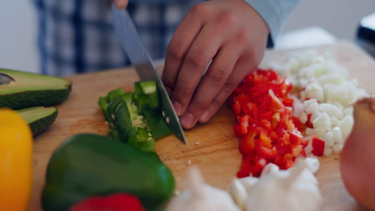 Cucinare, cibo e coppia con coltello in cucina
