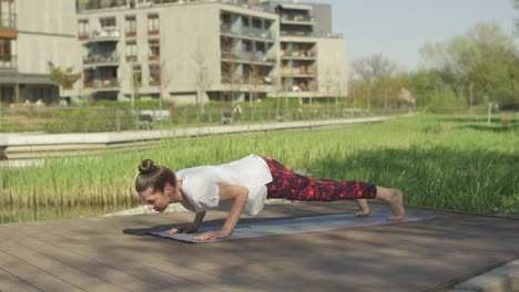 Junge-Frau-In-Updog-Yoga-Haltung