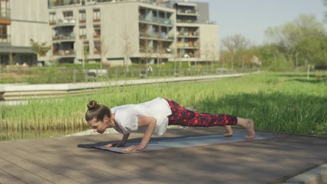 mujer joven en postura de yoga updog