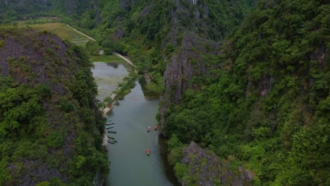 verde valle del río con barcos y montañas cársticas en tam coc, vietnam, sereno y tranquilo