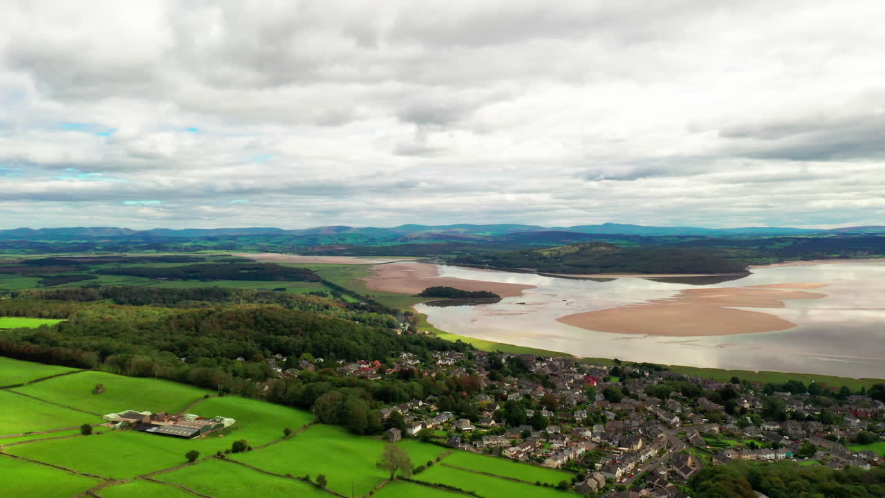 paisaje aéreo que muestra la marea baja en una bahía costera en un brillante día de verano