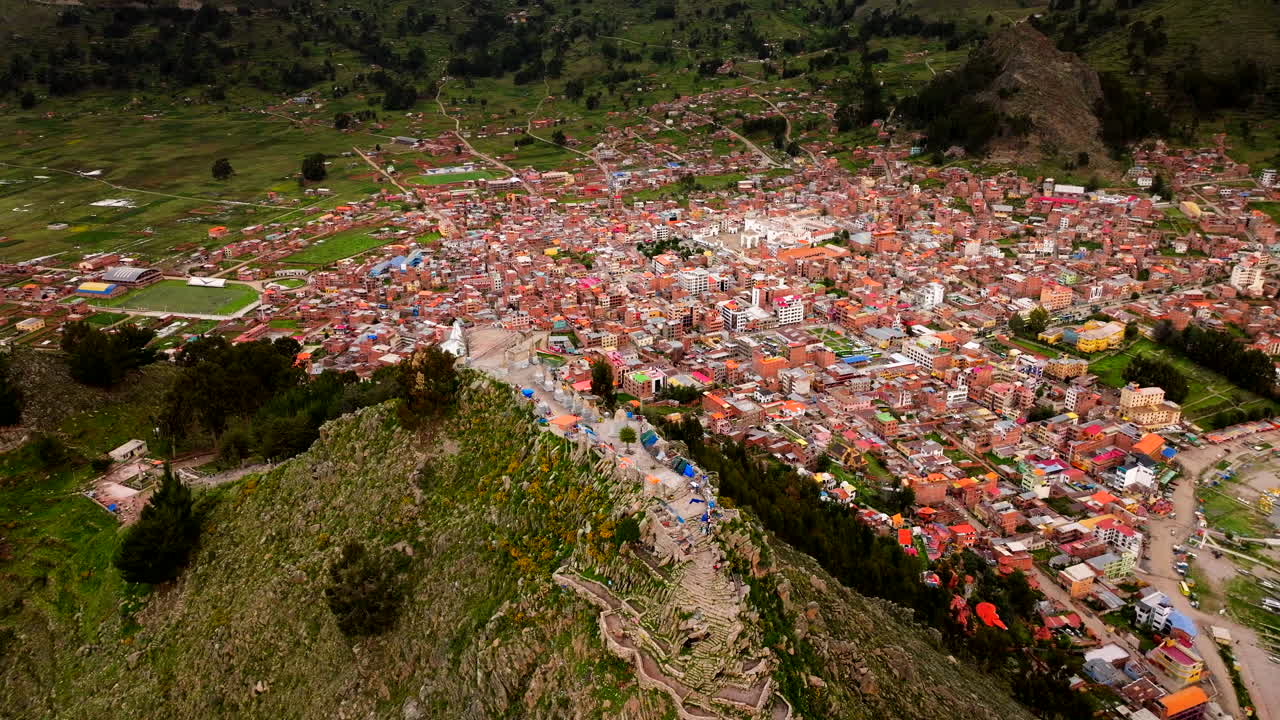 Mirador Cerro Calvario con vistas a la ciudad de Copacabana a orillas del Lago Titicaca, Bolivia. Dron aéreo.