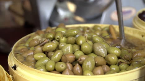 balde lleno de aceitunas verdes