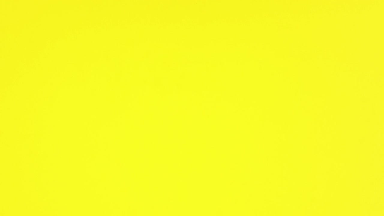 papel rosa, cuaderno abierto y lápiz rosa aparecen en el tema amarillo. detener el movimiento