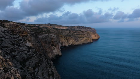 Vista-Aérea-Alrededor-De-Los-Acantilados-De-Dingli-Y-La-Costa-Rocosa-De-Malta,-Durante-La-Puesta-De-Sol