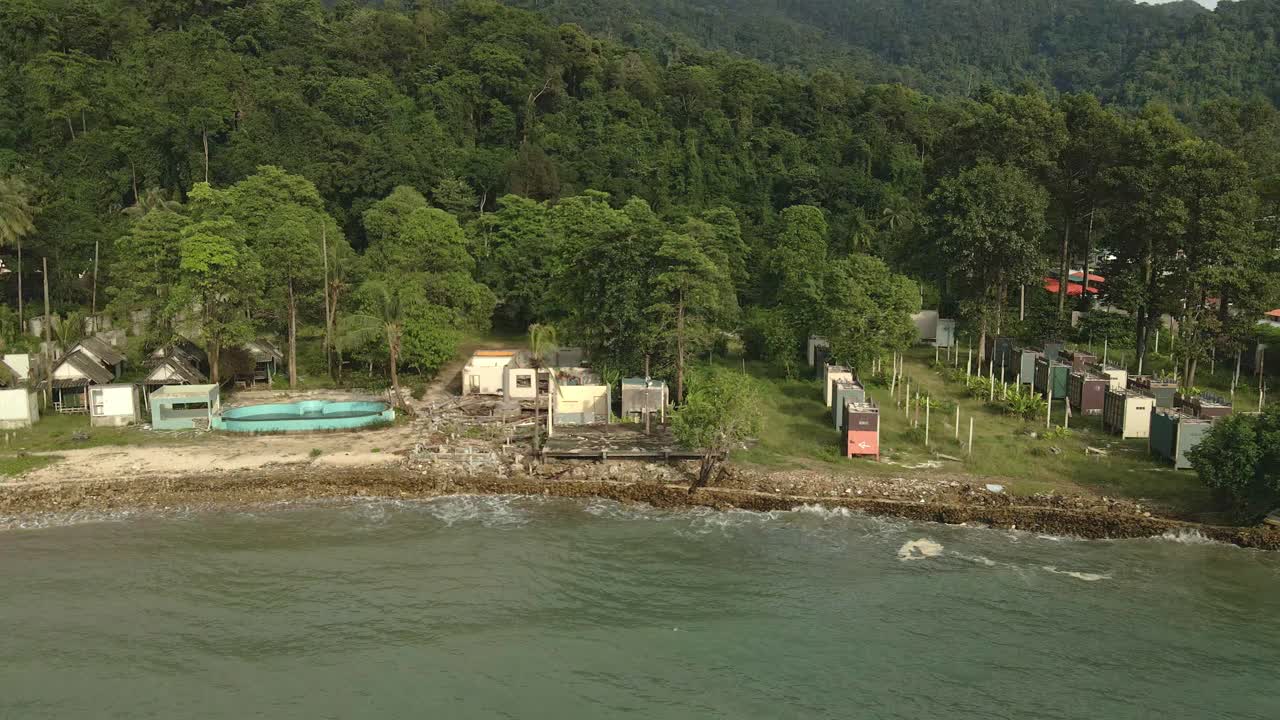 un camión aéreo dejó una toma de un complejo turístico de bungalows de playa abandonado y abandonado en el sudeste asiático debido al efecto del covid en los viajes y el turismo globales