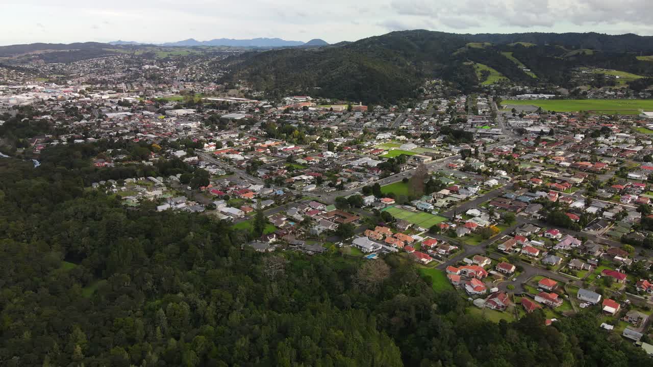 Drone aéreo - Paisagem urbana da cidade de Whangarei na Nova Zelândia