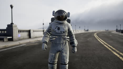 Astronaut-Im-Raumanzug-Auf-Der-Straßenbrücke