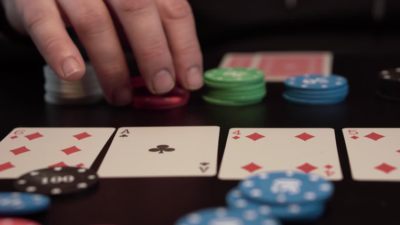 Giocatori di Poker che Giocano a Texas Hold'em, Carte e Fiches da Casinò sul Tavolo, Primo Piano