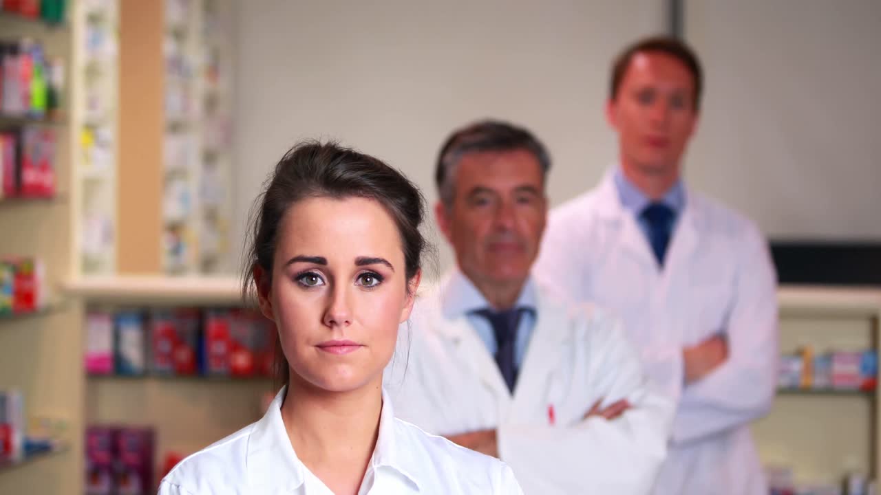 el equipo de la farmacia mirando a la cámara.