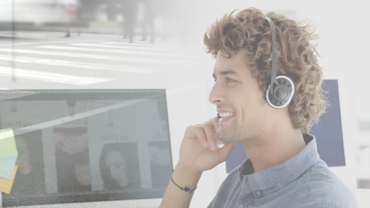 animación de un hombre de negocios caucásico usando auriculares sobre personas que caminan y el paisaje urbano