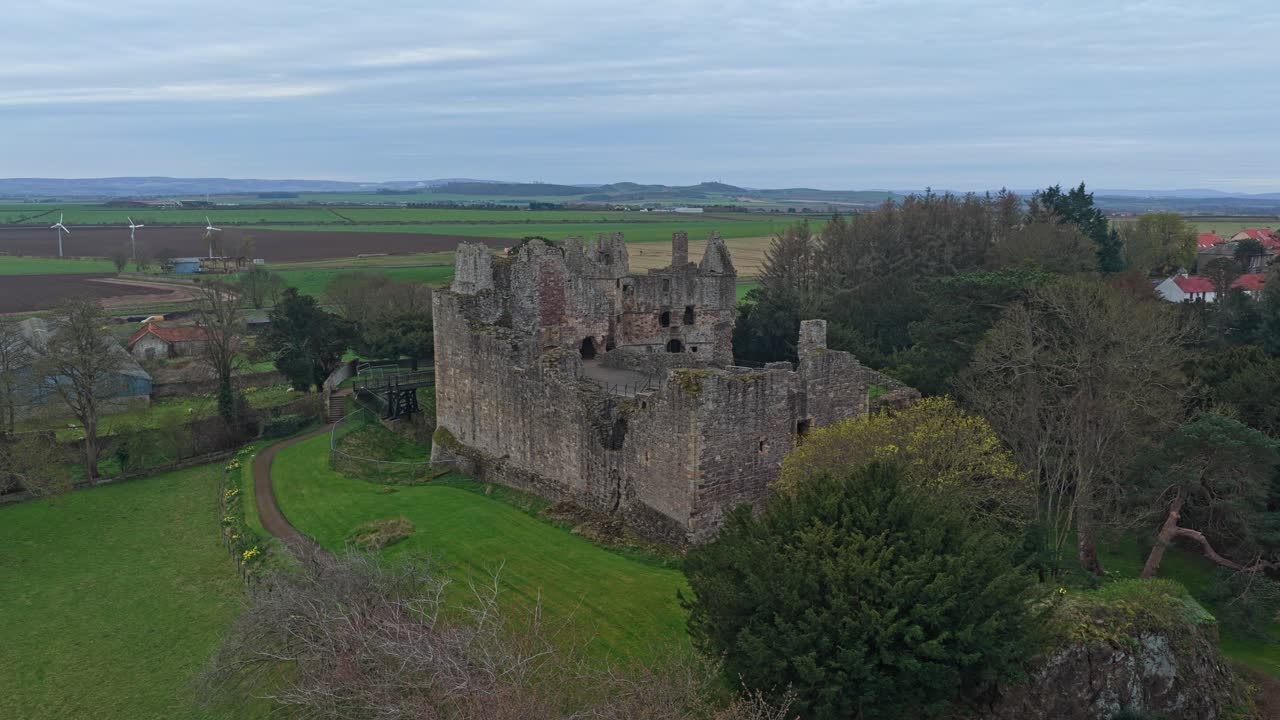 Vista aerea delle rovine del Castello di Dirleton in Scozia