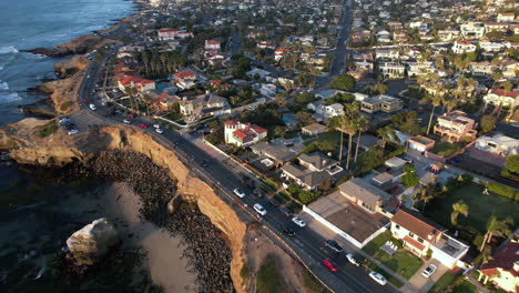 Vista-Aérea-De-Los-Acantilados-De-La-Puesta-Del-Sol,-El-Exclusivo-Barrio-De-San-Diego-En-El-Sol-De-La-Hora-Dorada