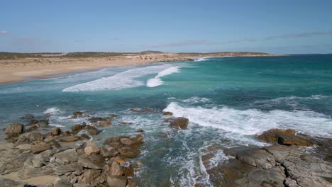 hermosa bahía de surf playa verde con olas que rompen y color azul marino, península de eyre, australia del sur