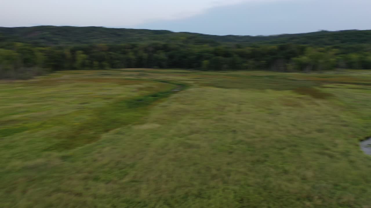 vista aérea de un río sinuoso a través de un valle exuberante