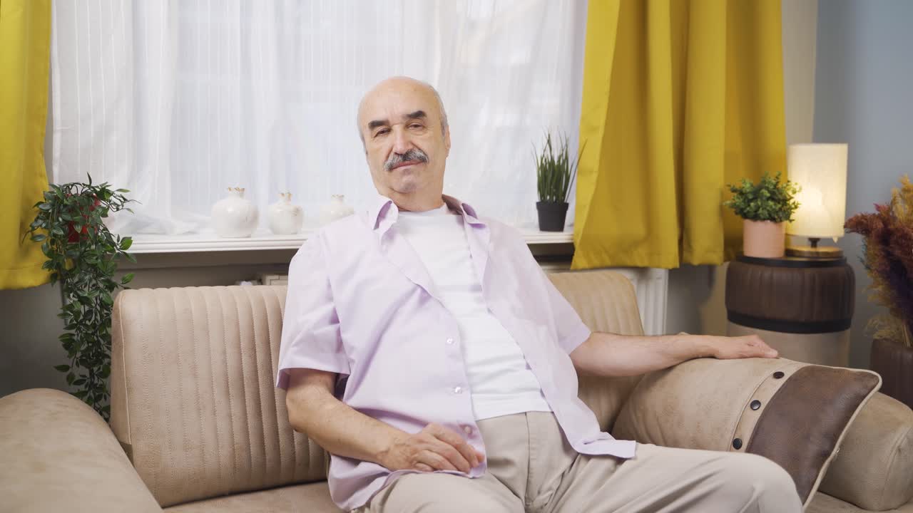 Anziano solo e triste