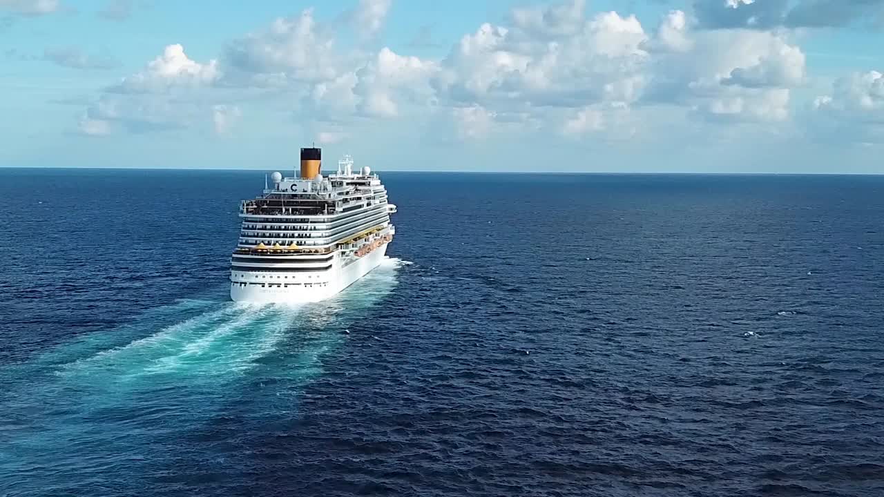 바다에서 크루즈 선박