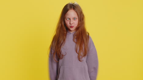 alegre divertida niña matona mostrando la lengua haciendo caras tontas haciendo tonterías bromeando burlándose
