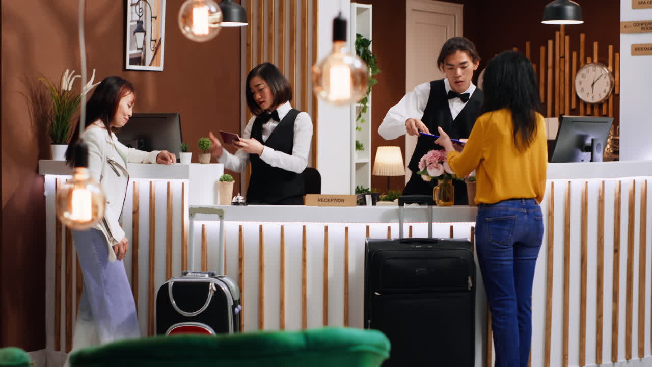 Donne che attraversano il processo di registrazione alla reception