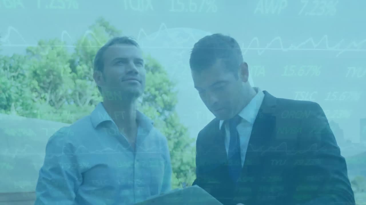 animación del procesamiento de datos financieros sobre dos hombres hablando.