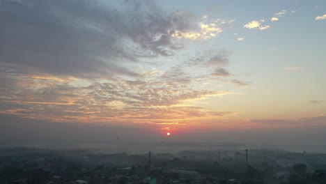 el amanecer sobre una ciudad brumosa