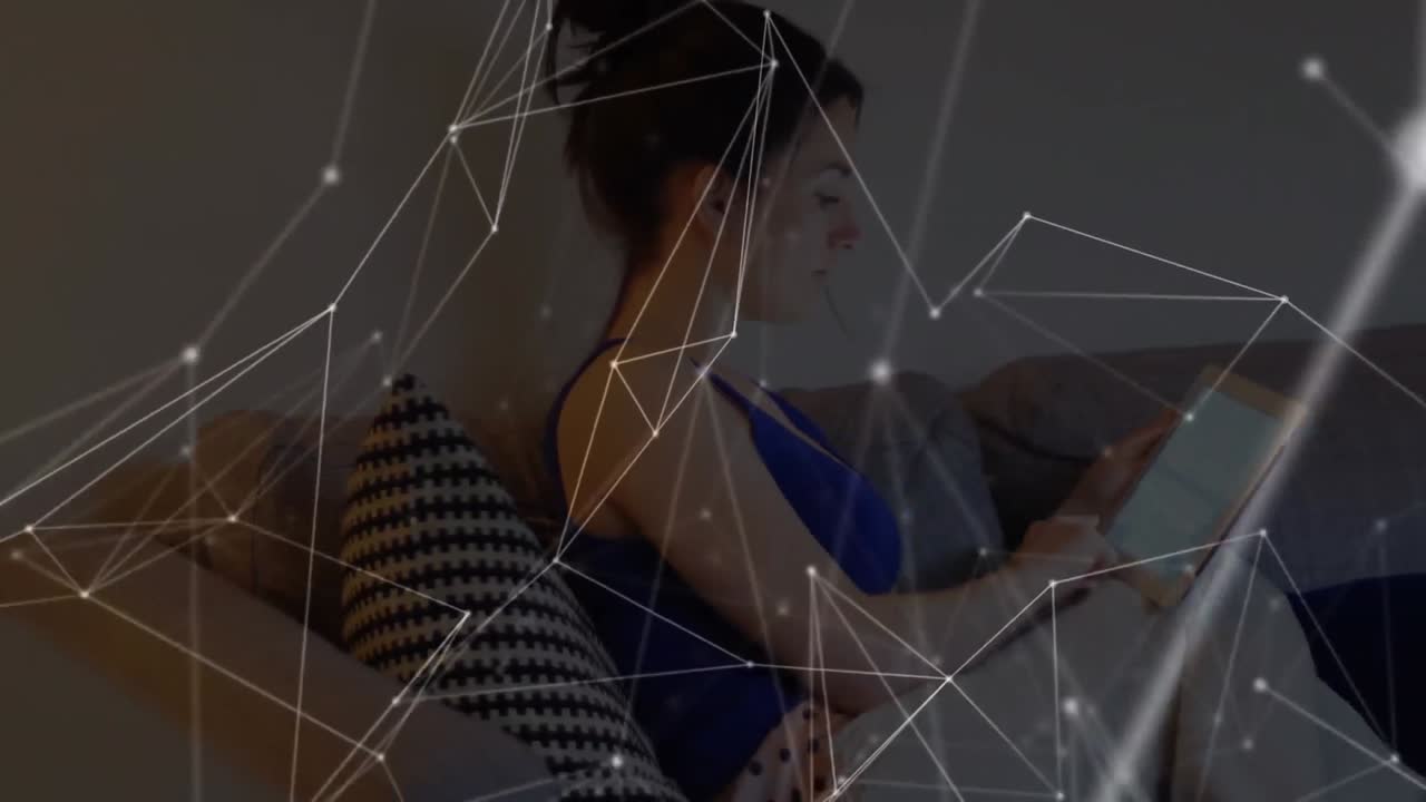 태블릿을 사용하는 여성에 대한 아이콘으로 연결 네트워크의 애니메이션