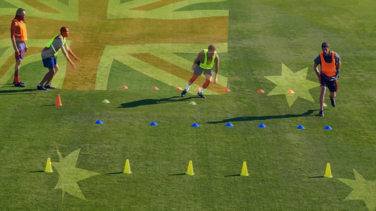 Al segnale dell'allenatore, gli atleti strisciano a bruco, poi scattano e spostano i coni per l'allenamento sportivo.