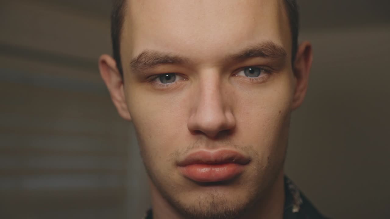 triste joven mirando directamente a la cámara - toma de primer plano