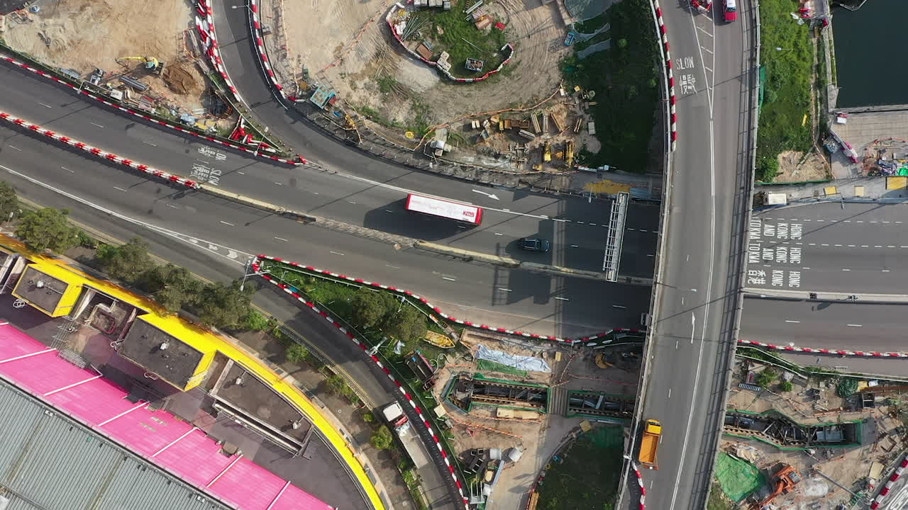 hong kong, china, vista aérea de pájaro, tráfico diario en la autopista y paso elevado en un día soleado, disparo de drones desde arriba hacia abajo