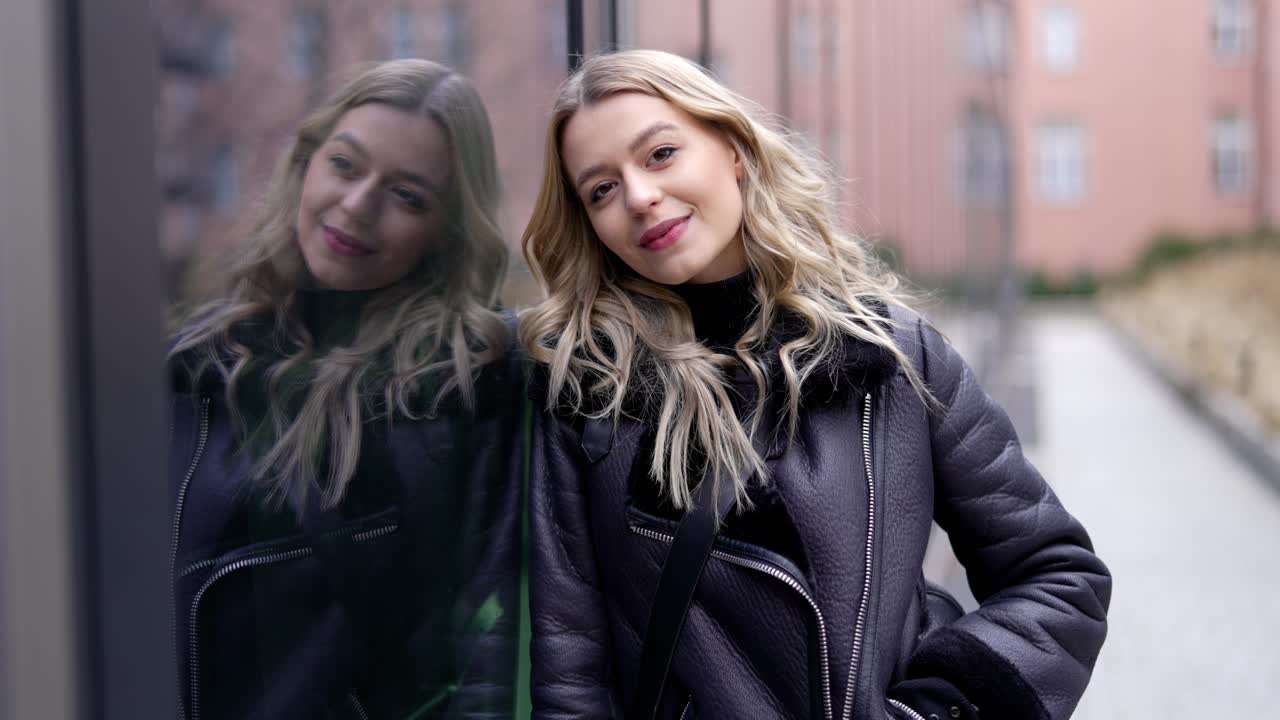 도시 거리에서 반사되는 여자