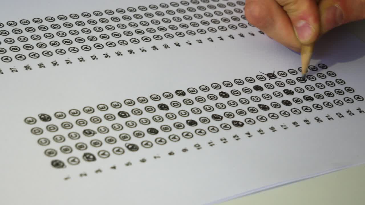 prueba de mano de estudiante masculino haciendo prueba de examen con ira